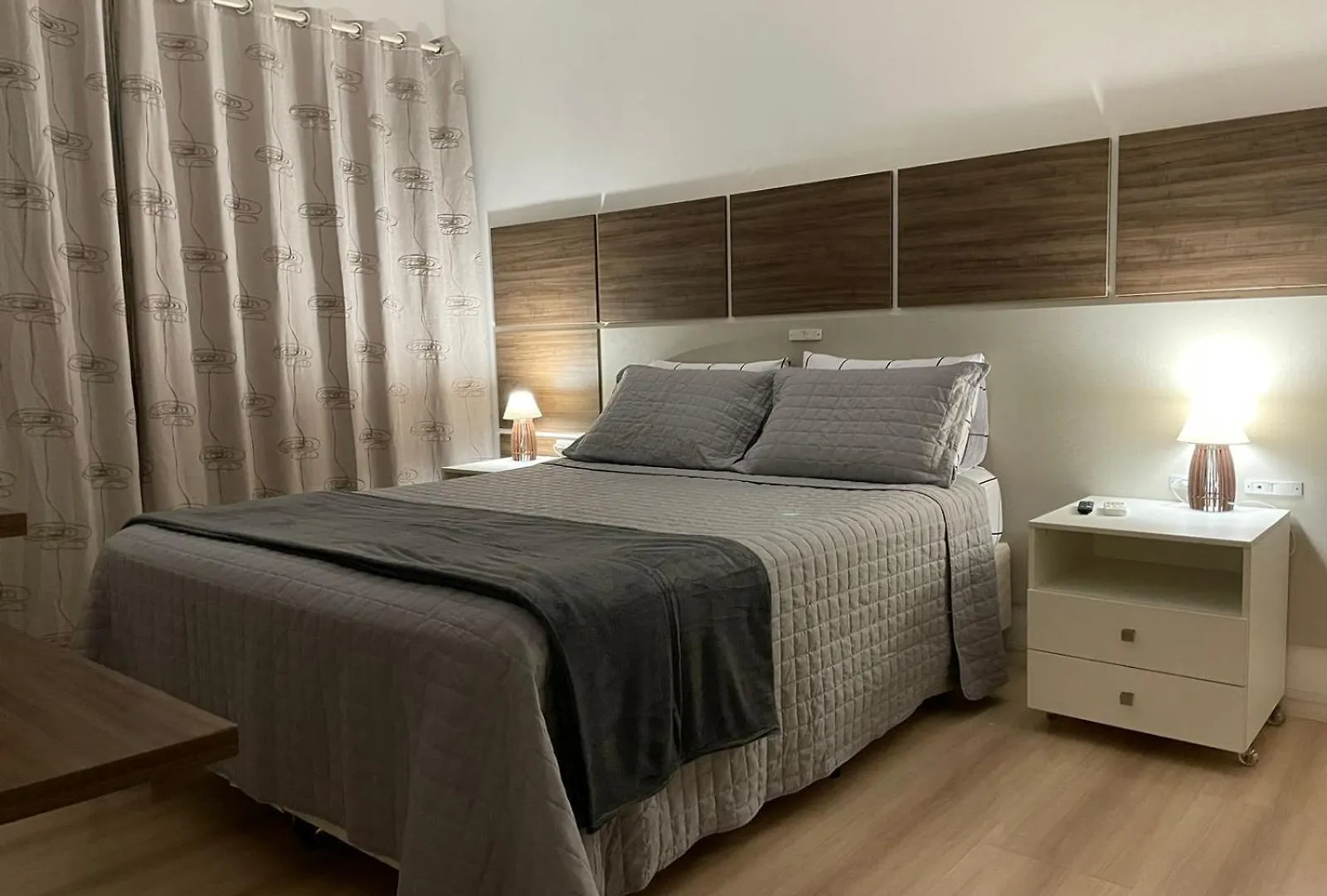 Linda Vista, Um Apartamento Por Andar, 3 Suites, 2 Garagens Balneário Camboriú